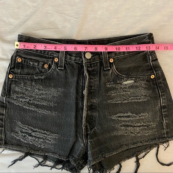 Vintage | Levi’s | Denim Shorts — Size 25/26 - Picture 9 of 12